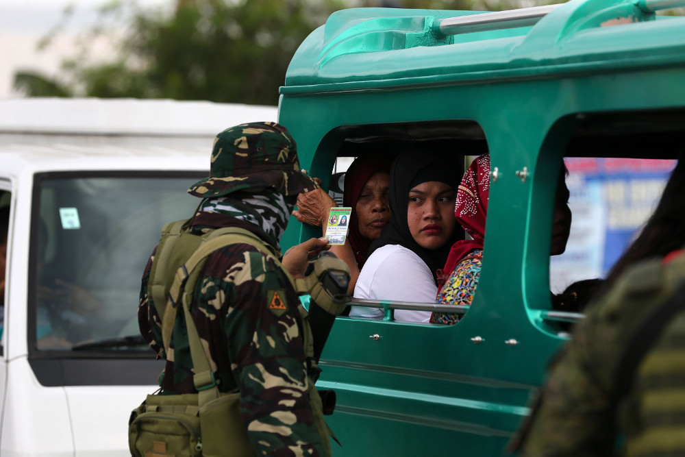 Government forces conduct inspections at a highway leading to Cotabato City, southern Philippines, in January 2019. (Photo: Mark Navales/BenarNews)