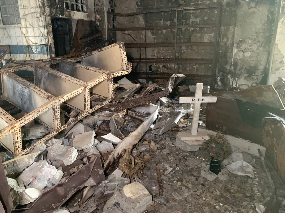 A cross marks the spot where a Filipino serviceman was killed during the height of a battle with IS-linked militants in 2017 in Marawi, Philippines. [Jeoffrey Maitem/BenarNews]