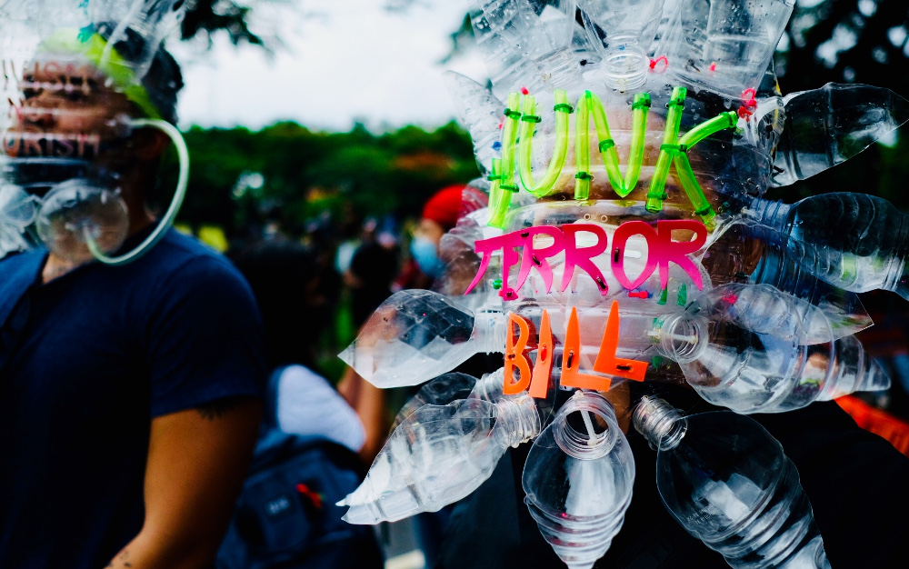 A demonstrator wears a mask made of recycled plastic bottles while taking part in a protest against anti-terror legislation in Manila, June 12, 2020. [Jason Gutierrez/BenarNews]