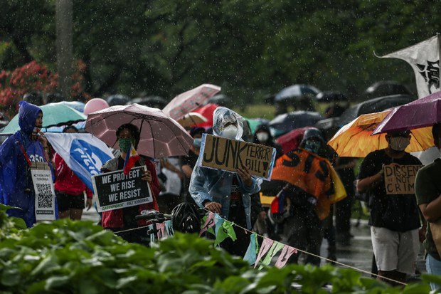 200612-PH-protesttors-rain-1000.jpg 200612-PH-protesttors-rain-1000.jpg