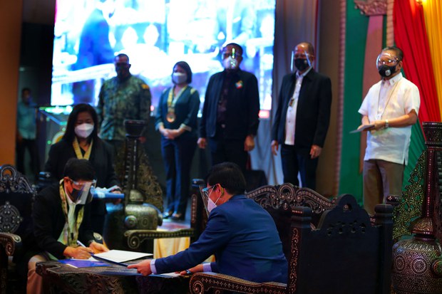 Autonomous Muslim Govt Takes Control of Philippine City Autonomous Muslim Govt Takes Control of Philippine City