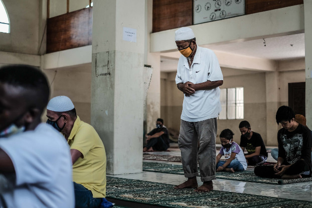 Filipino Muslims gather for Friday prayers inside a mosque in Pangasinan province where health protocols including social distancing and the wearing of face masks are in effect, July 17, 2020. (Jojo Rinoza/BenarNews)