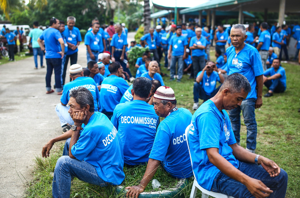 Moro Islamic Liberation Front (MILF) rebels wait for transportation to a weapons decommissioning ceremony at Camp Darapanan in Sultan Kudarat town, Maguindanao province, southern Philippines, Sept. 7, 2019. (Photo: AFP)