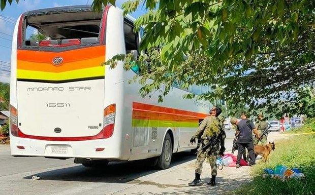 Bus bomb injures 2 in southern Philippines Bus bomb injures 2 in southern Philippines