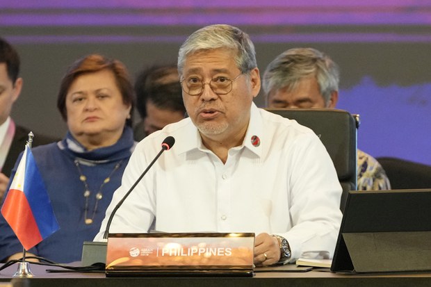 Philippine chief diplomat wants to engage with China over South China Sea Philippine chief diplomat wants to engage with China over South China Sea