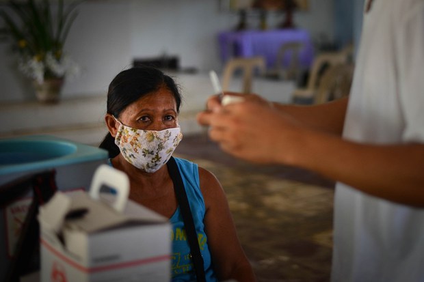 Philippine Govt Pushes Plan to Withhold Cash Subsidies from Unvaccinated Poor Philippine Govt Pushes Plan to Withhold Cash Subsidies from Unvaccinated Poor