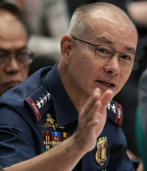 Philippine national police chief Gen. Oscar Albayalde gestures during a Senate investigation, Oct. 1, 2019.  (Mike Alquinto/BenarNews)