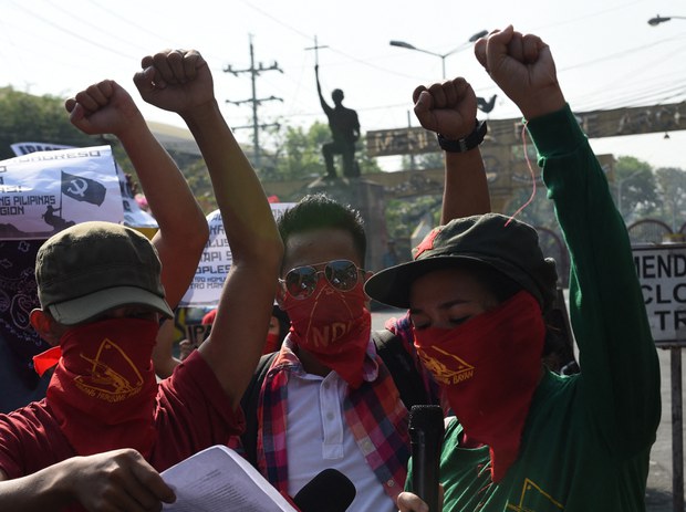 Philippine senators want state employees to report relatives linked to terror groups Philippine senators want state employees to report relatives linked to terror groups