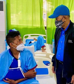 Philippine Defense Secretary Delfin Lorenzana visits survivors at a military hospital in Zamboanga, July 6, 2021. [Philippine Department of National Defense handout]