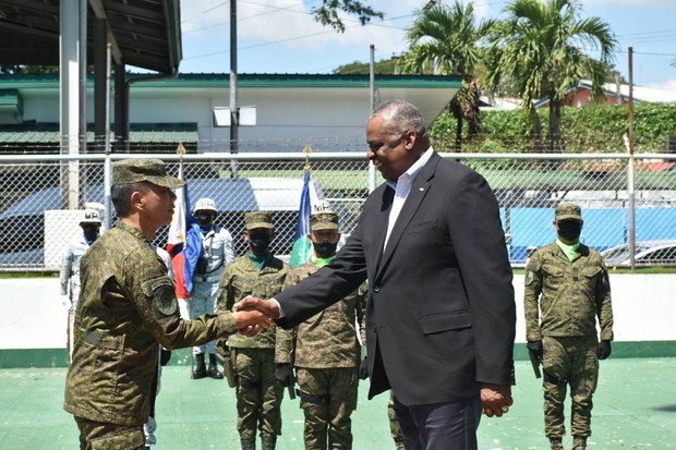 US defense chief visits troops, discusses anti-terror cooperation in southern Philippines US defense chief visits troops, discusses anti-terror cooperation in southern Philippines