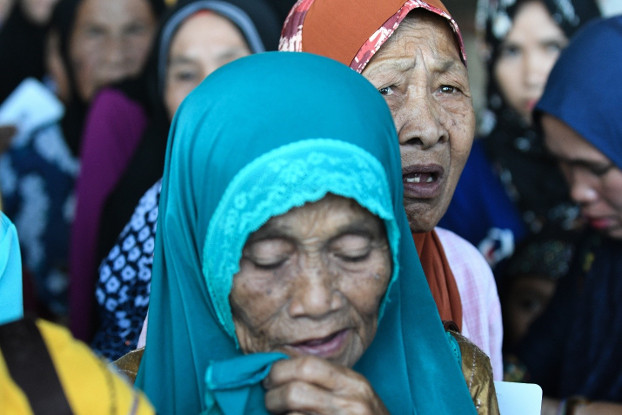 Women listen for instructions during the distribution of food aid from the International Committee of the Red Cross in Marogong town, southern Philippines, March 31, 2019. [Froilan Gallardo/BenarNews]