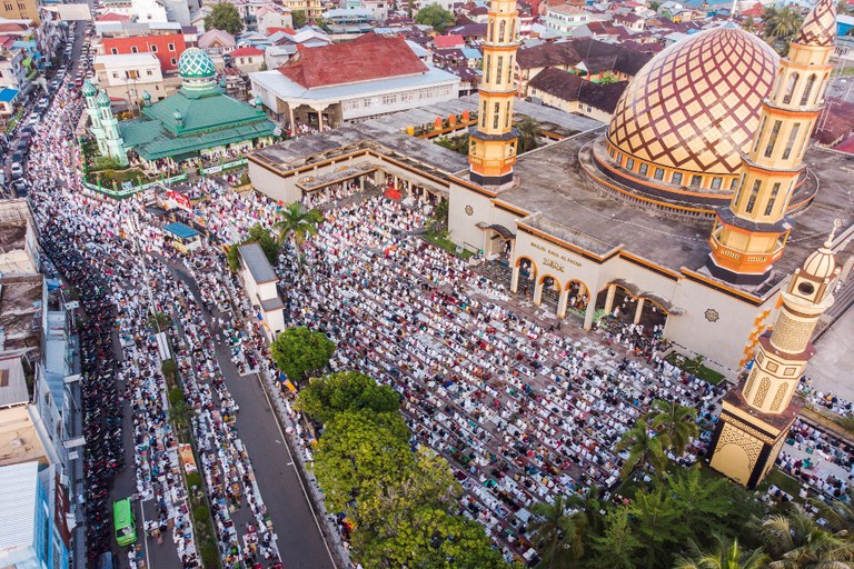 220502-eid-indo-mosque-crowd.JPG