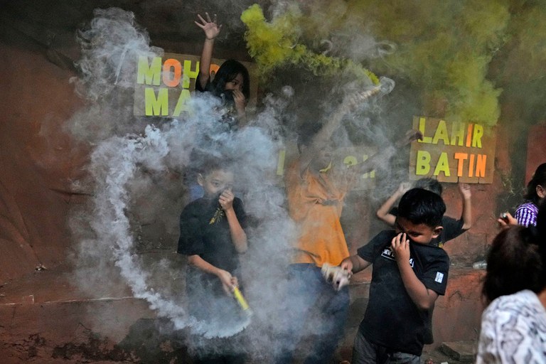 220502-eid-indo-smoke.jpg