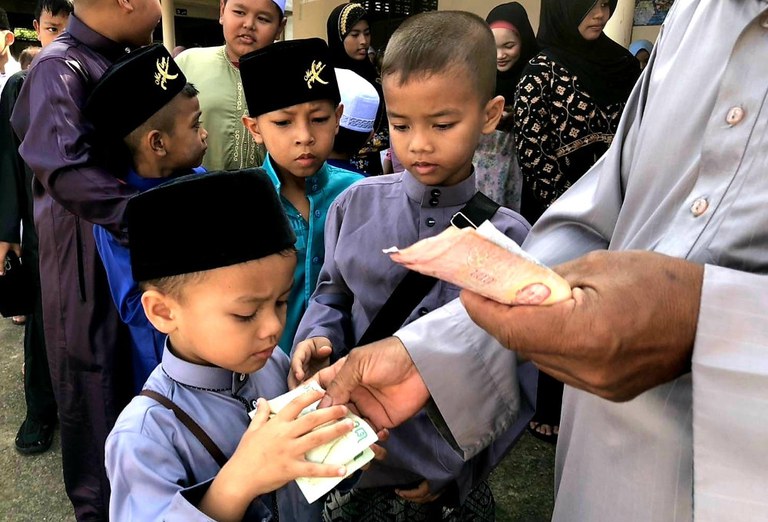 220502-eid-thai-gifts.jpg