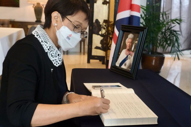 elizabeth-retno.jpg elizabeth-retno.jpg