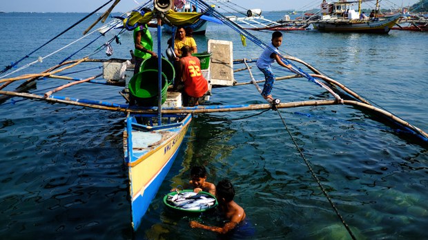 Filipino fishermen eke out living in China’s shadow at disputed Scarborough Shoal Filipino fishermen eke out living in China’s shadow at disputed Scarborough Shoal