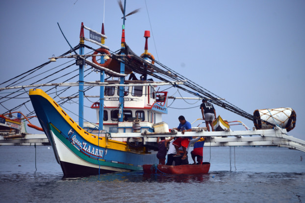 210528-PH-CH-duterte-boat-inside.jpg 210528-PH-CH-duterte-boat-inside.jpg