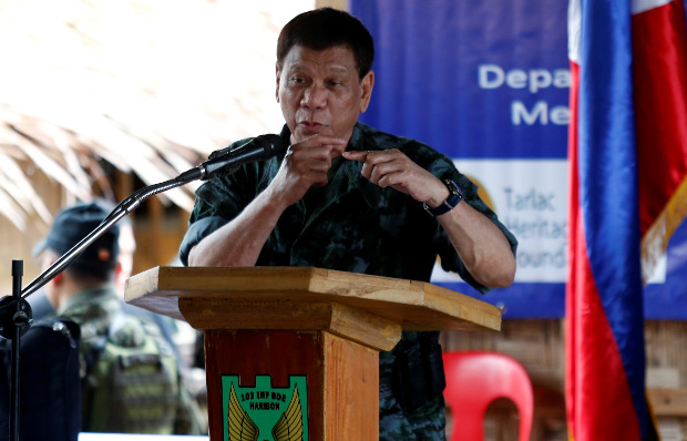 Philippine President Rodrigo Duterte speaks to soldiers during his visit to the evacuation center in the village of Bito Buadi Itowa in Marawi, Oct. 2, 2017. 