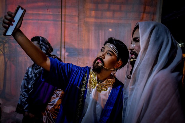 Filipino actors return to stage to dramatize Christ’s suffering on Good Friday Filipino actors return to stage to dramatize Christ’s suffering on Good Friday