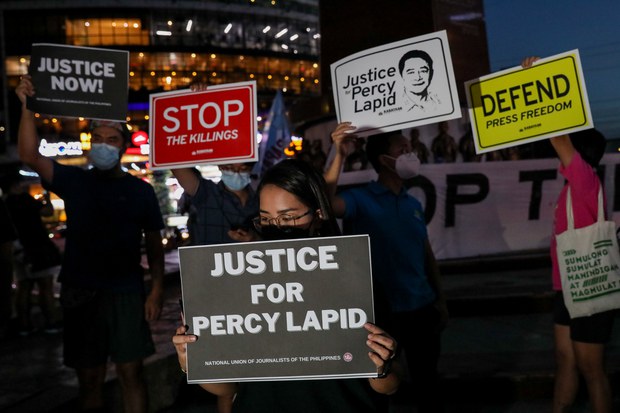 Gunmen kill Philippine radio broadcaster Gunmen kill Philippine radio broadcaster