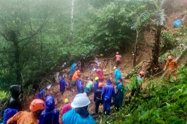 Rescuers search for missing after deadly landslide in southern Philippines Rescuers search for missing after deadly landslide in southern Philippines