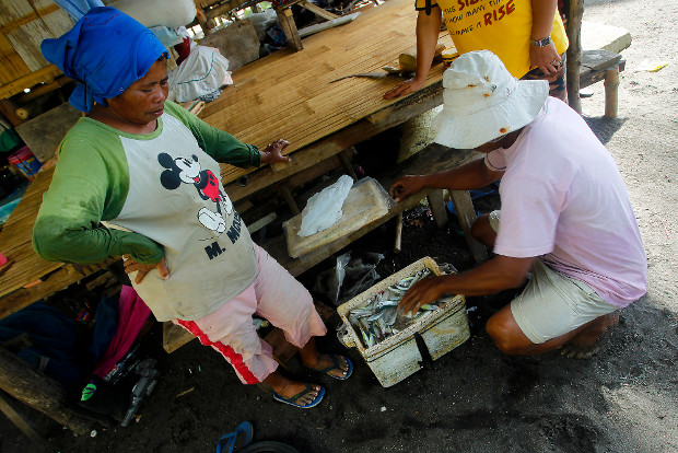 Indonesian couple Darius Samao (right), 57, and wife Morella Samao, 55, check their catch for the day in Pangyan, a village in Glan, Sarangani province in the southern Philippines, Jan. 11, 2018. [Mark Navales/BenarNews]