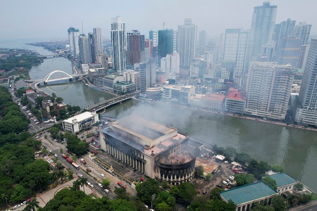 Massive fire guts Manila’s historic post office building Massive fire guts Manila’s historic post office building