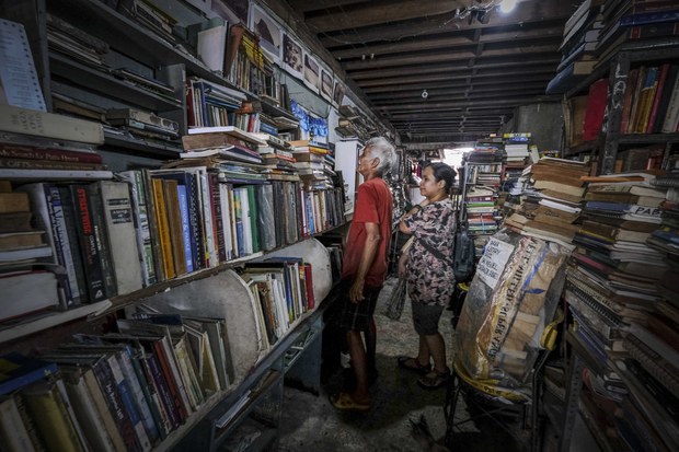 ‘Mister Nanie’ and his street library aim to bridge Philippine literacy gap ‘Mister Nanie’ and his street library aim to bridge Philippine literacy gap