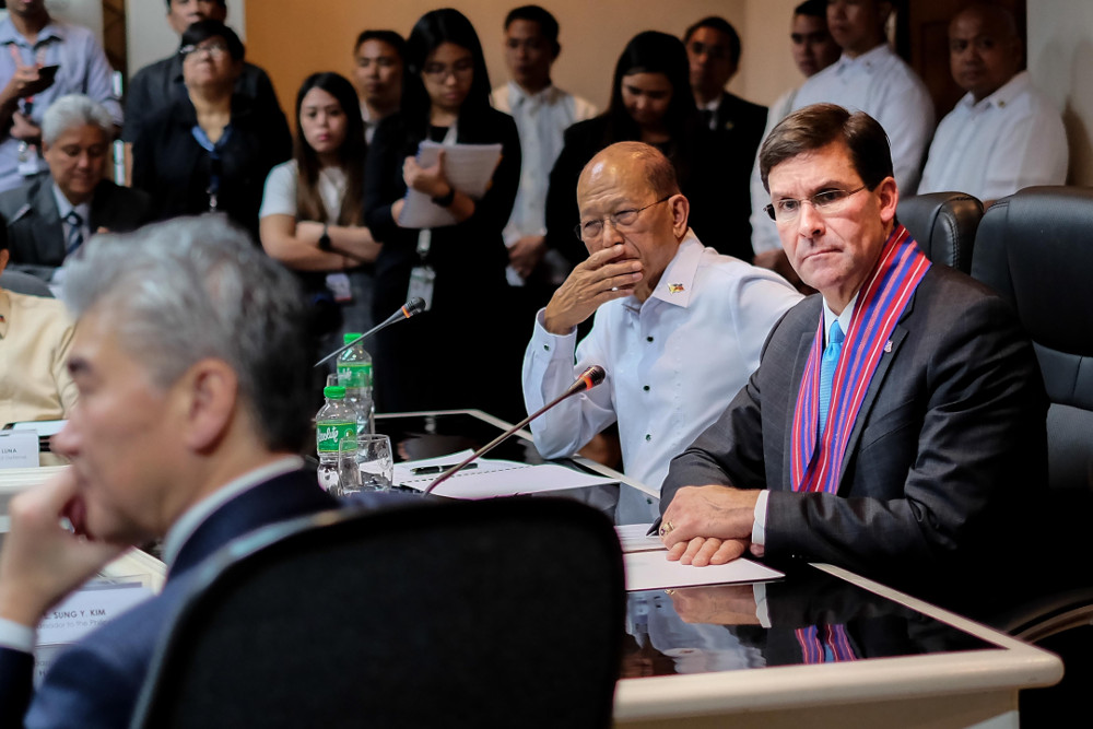Philippine National Defense Secretary Delfin Lorenzana (second from right) and U.S. Defense Secretary Mark Esper listen during a meeting with Sung Kim (left), the American ambassador to the Philippines, and other officials in Manila, Nov. 19, 2019. [Jojo Rinoza/BenarNews]