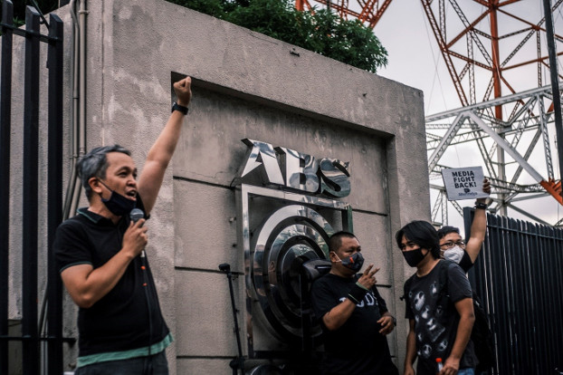 ABS-CBN employees and others rally outside the network’s headquarters in Quezon City, Philippines, to protest a decision by Congress to cancel the broadcaster’s license, July 10, 2020. [Luis Liwanag/BenarNews]