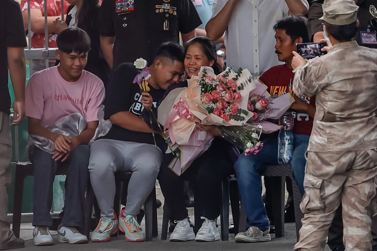 PH-ID-Veloso-homecoming 2.jpg PH-ID-Veloso-homecoming 2.jpg