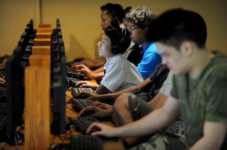 Filipino youths gather at an Internet cafe in Manila, Feb. 18, 2014. Filipino youths gather at an Internet cafe in Manila, Feb. 18, 2014.