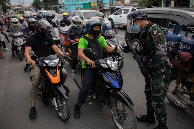 Filmed on Video, Cop’s Slaying of 2 Neighbors Shocks Filipinos Filmed on Video, Cop’s Slaying of 2 Neighbors Shocks Filipinos