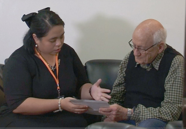 Gill Boehringer, a former law dean at Sydney's Macquarie University, (right) talks to a lawyer inside the immigration holding room of the Manila airport after Philippine officials denied him entry for being a “threat to public order,” Aug. 8, 2018. [Reuters]