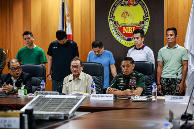 Philippines arrests 5 Chinese nationals for suspected espionage Philippines arrests 5 Chinese nationals for suspected espionage