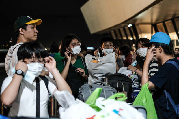 South Korean children on an educational tour in the Philippines are given face masks as a precautionary measure outside Manila’s international airport, Jan. 23, 2020.  [Jojo Rinoza/BenarNews]