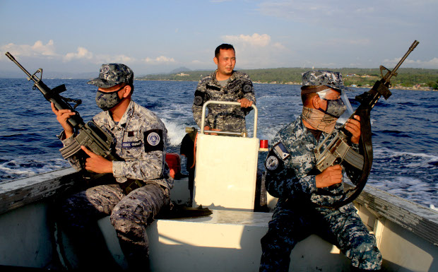 Members of the Philippine Coast Guard patrol in southern Iligan Bay to prevent civilians on motorized boats intruding during an enhanced community quarantine order, April 12, 2020. [Richel V. Umel/BenarNews]