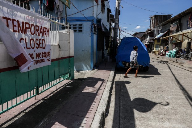 A man walks past a mosque in Manila that is closed during the Muslim holy month of Ramadan, April 24, 2020. (Basilio Sepe/BenarNews)