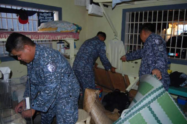 Policemen search for drugs and weapons during an inspection at the Davao City Jail, Feb. 23, 2019. [Handout/Davao City Police]