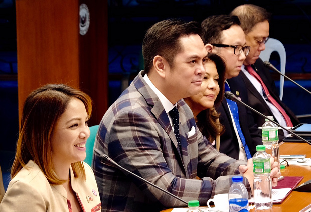 Presidential Communications Secretary Martin Andanar (center) joins other officials during a Philippine Senate hearing on fake news, Jan. 30, 2018, in Manila. [Felipe Villamor/BenarNews]