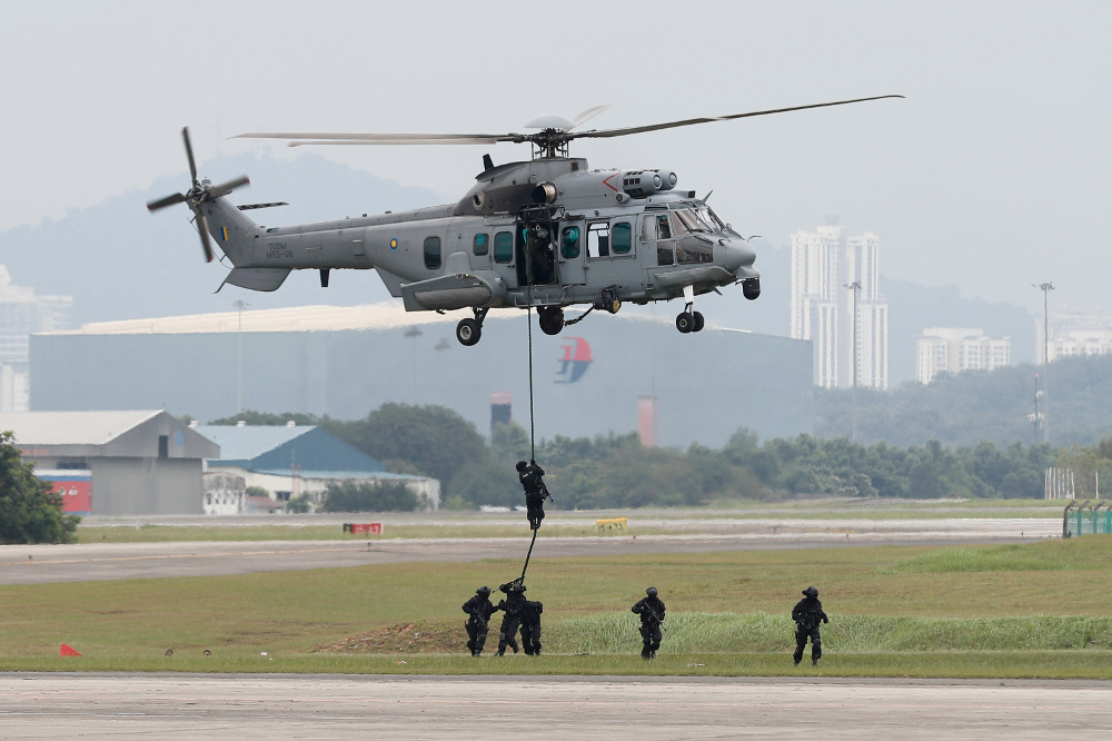 Security forces from Indonesia, Malaysia and the Philippines demonstrate skills during a drill at the Subang military airbase in Petaling Jaya, Malaysia, Oct. 12, 2017. (Photo: AP)