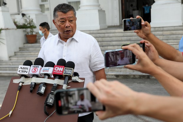 Philippines expels 2 Japanese suspects in high-profile robbery case Philippines expels 2 Japanese suspects in high-profile robbery case