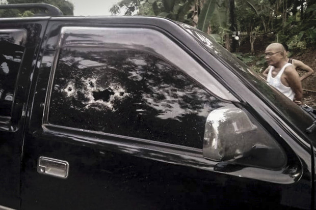 The SUV of slain Philippine broadcaster Joey Llana is seen with bullet holes after his fatal shooting, July 20, 2018. [BenarNews]