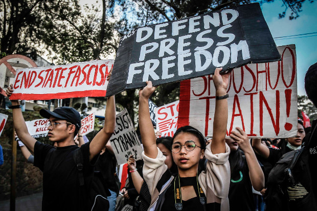 Thousands of students from various Philippine universities and colleges join a protest in northern Baguio city to denounce the state's alleged suppression of press freedom and accusing the government of harassment targeting online news portal Rappler, Feb. 23, 2018. [Karl Romano/BenarNews]