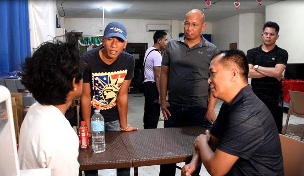 Muhammad Farhan (left) talks with military officials and soldiers in civilian clothes shortly after his rescue, Jan. 15, 2020. (Photo courtesy of Western Mindanao Command)