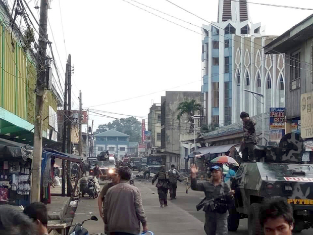 Soldiers and police cordon off the area outside a Roman Catholic cathedral after two bombs exploded in Jolo, capital of Sulu province in the southern Philippines, Jan. 27, 2019. [AP]