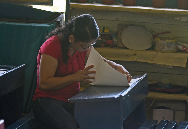 A woman casts her vote during the plebiscite in the southern province of Lanao del Norte, Feb. 6, 2019. [Froilan Gallardo/BenarNews]