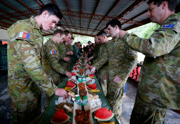 Australian Defense Force personnel (right) face off against Philippine marines in a “boodle fight” following a military exercise at the Gregorio Lim Marine Base in Cavite province, southwest of Manila, Dec. 18, 2017. [AP] 