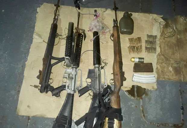 Military officials display the firearms and ammunition that soldiers said they recovered from kidnappers of Indonesian fisherman Heri Ardiansyah off Simisa island in the southern province of Sulu. April 7, 2019. [Handout/Philippine Army/AP]