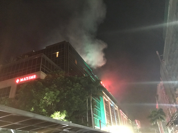  	 Smoke billows from the Resorts World Manila hotel casino after a gunman set a fire inside, June 2, 2017. [Filipe Villamor/BenarNews]